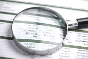 Financial spreadsheet na may magnifying glass