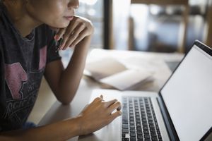 Mujer usando laptop