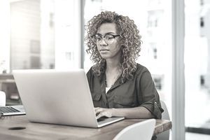 Mujer que trabaja en la computadora portátil