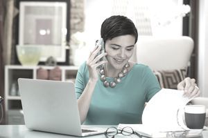 Abalang babae na nagtatrabaho sa isang office desk