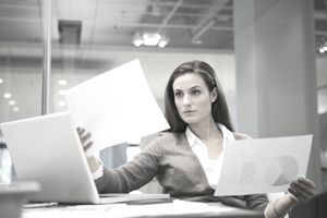 Empresaria revisando datos